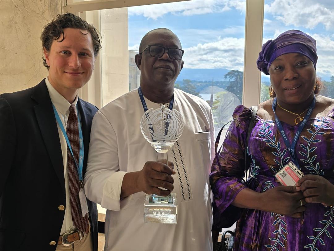 Le président de l'ASACOBA présentant le trophée du Prix Sasakawa