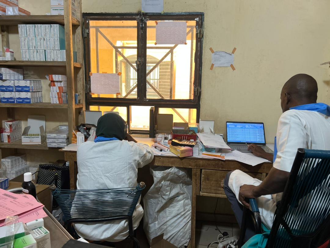 Personnel de la pharmacie enregistrant les dispensations sur ordinateur