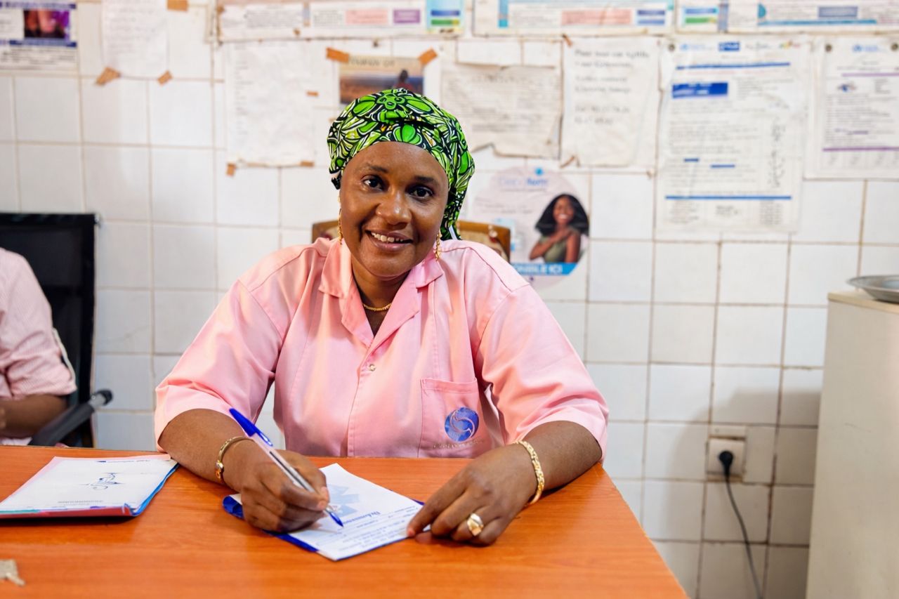 Sage-femme souriante en consultation à la maternité