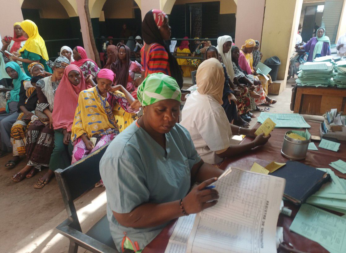 Sage-femme tenant le registre des consultations à la maternité