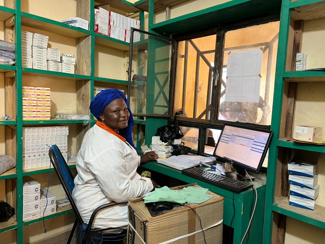 Pharmacienne à son poste dans la pharmacie communautaire du CSCom-U de Banconi