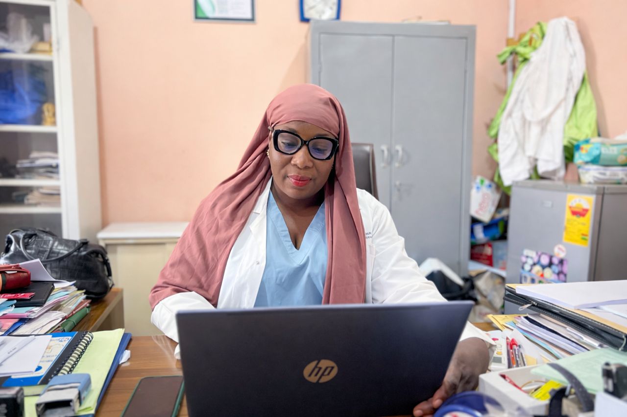 Sage-femme au travail dans le bureau de la maternité