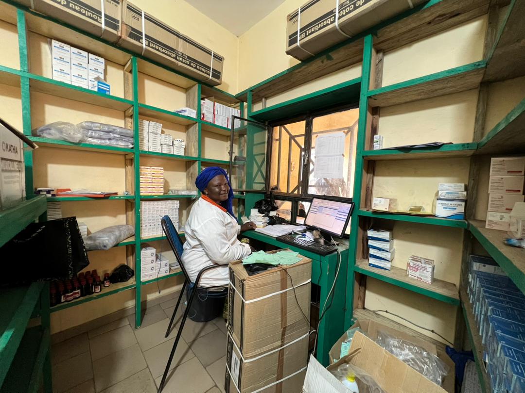 Étagères de médicaments génériques de la pharmacie du CSCom-U de Banconi